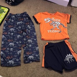 Boys 3 piece dinosaur pajama set barely worn great condition size 3t